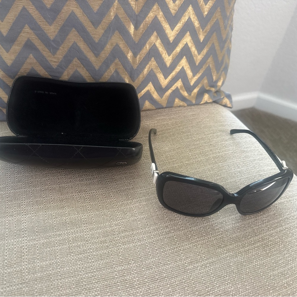 CHANEL Black Oversized Square Sunglasses with Gradient Lenses - Picture 4 of 4